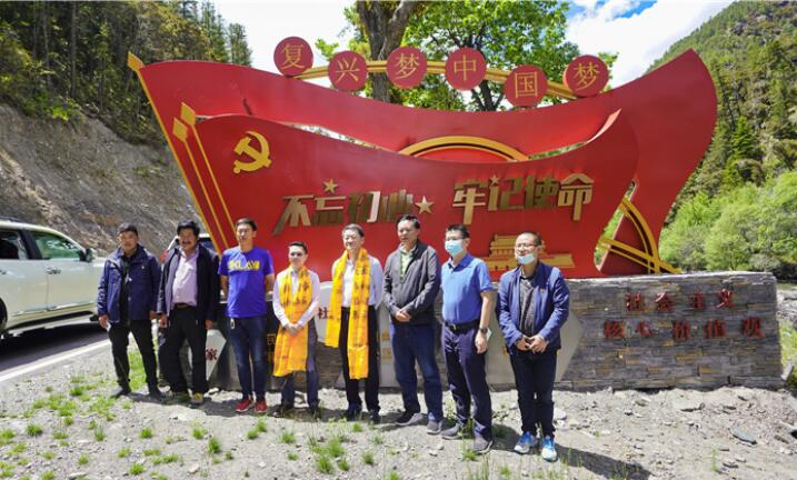 尊龙凯时集团党委书记、董事长任丁率队赴麻格同村推进对口帮扶工作