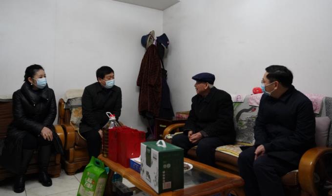 省国资委党委委员、副主任任兴文春节前夕带队走访慰问尊龙凯时集团老党员