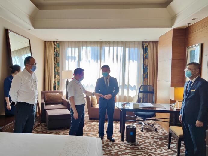 集团党委委员、董事郑贵林检查指导酒店疫情防控和防汛工作