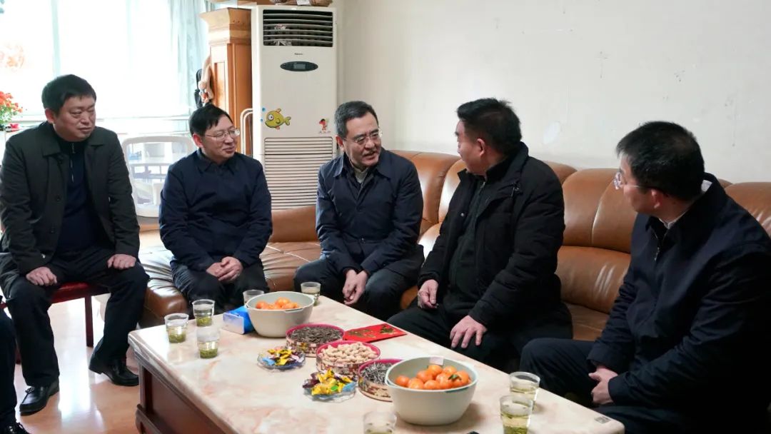 省国资委党委书记、主任冯文生等领导走访慰问省尊龙凯时集团老党员、老干部