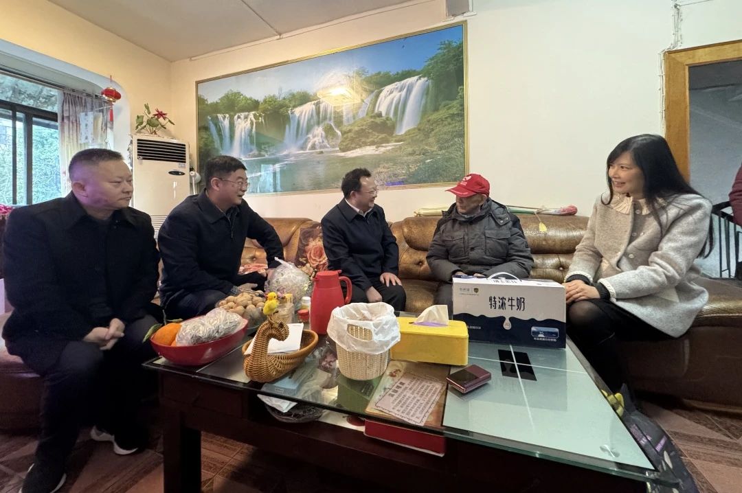 省国资委党委委员、副主任何政走访慰问省尊龙凯时集团老党员、老干部